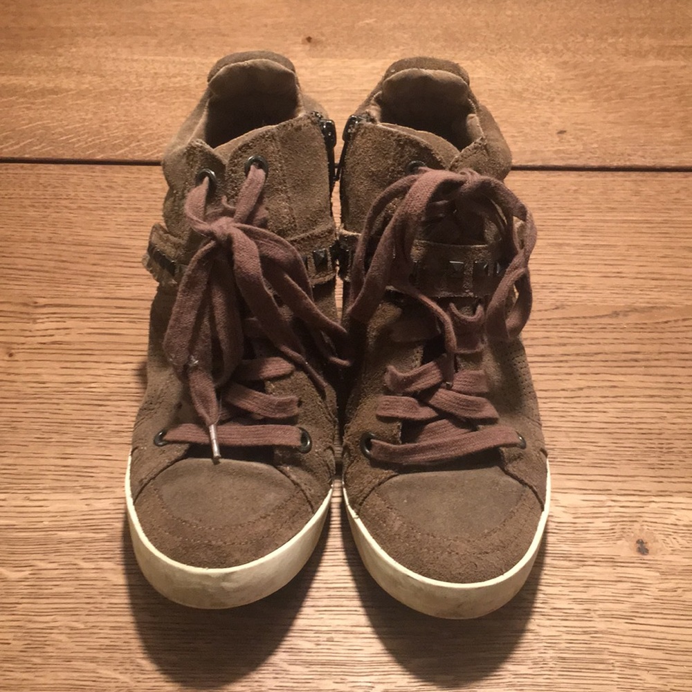 Splendid sneaker with small hidden wedge
